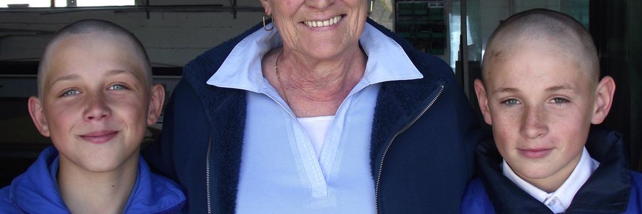 Roza Rabe staan hier tussen twee junior Melodramadeelnemers wat hulle hare ook afgeskeer het, AJ Bosch (links) en Adrian Hage (regs)   